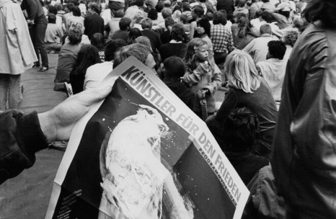 Künstler für den Frieden Konzerte 1981-1984 (Auswahl)  (St. Pauli Stadion 1983
Das Publikum mit dem Plakat von Holger Matthies)