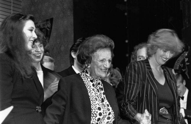 Liederreise / Ein Fest mit Freunden (Eva Mattes, Ida Ehre, Irmgard Schleier und Ensemble bei der Matinee „Liederreise“, Theatermorgen in den Hamburger Kammerspielen, 27. September 1987)