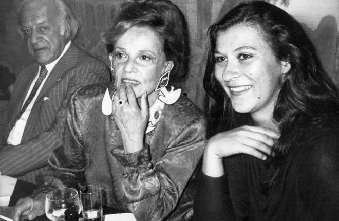 Hammoniale – Festival der Frauen 1988 Auswahl  (Eva Mattes und Jeanne Moreau auf der Premierenfeier von „Erzählung der Magd Zerline“ im Hamburger Schauspielhaus.)