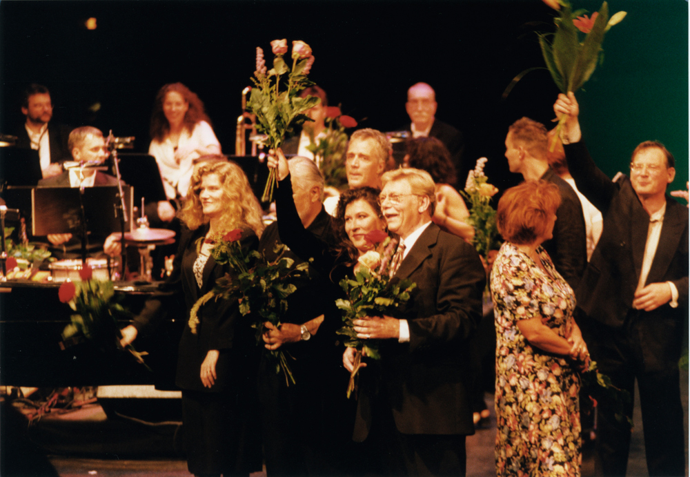Barbara Sukowa, Mario Adorf, Eva Mattes, Uwe Friedrichsen, Hannelore Hoger, Burkhart Claußner u.a. Hoppla, wir Leben (Kampnagel ARD-Mitschnitt Hammoniale Festival Der Frauen 1999)