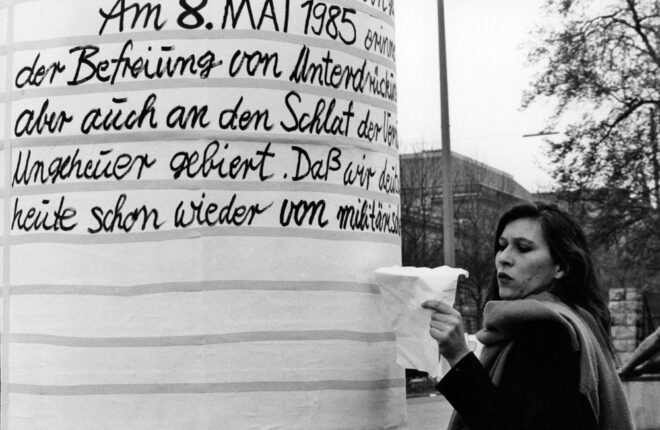 Habt ein besseres Gedächtnis 1 Künstler für Frieden und Abrüstung  (Eva Mattes und Irmgard Schleier schreiben den Aufruf zum 8. Mai der Künstlerinitiative P.A.N.D. an eine Litfaßsäule am Stephansplatz)