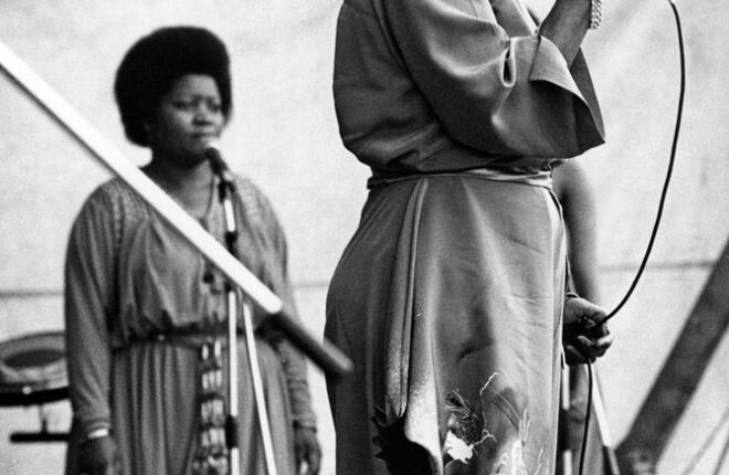 Künstler für den Frieden Konzerte 1981-1984 (Auswahl)  (Bochum, 11. September 1982
Miriam Makeba auf einer der acht Bühnen um das Ruhrstadion)